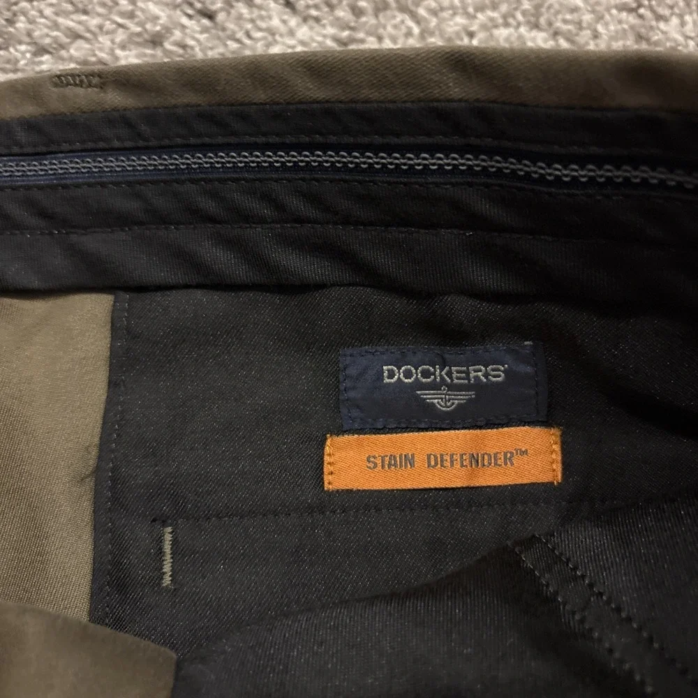 NEW DOCKERS GO KHAKIS Mens 36X32 Khaki Stain Defender Classic Fit Pleated Cuffed